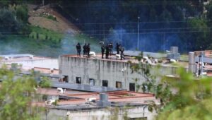 Asesinan a un preso en disturbios en cárcel de Ecuador atacada con explosivo desde un dron - AlbertoNews