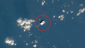 Así puedes ver desde la Tierra una bolsa de herramientas perdida por los astronautas de la Estación Espacial Internacional