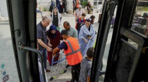 Autobuses con extranjeros salen de Gaza a Egipto por segundo día