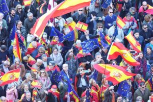 Banderas de España y de la UE inundan la Plaza de Cibeles en la protesta contra la amnistía y Sánchez