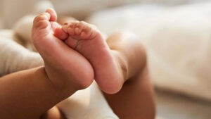 Bebé de tres meses murió aplastada por sus padres ebrios en Monagas