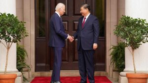 Biden y Xi rebajan las tensiones en un encuentro "productivo" en el que reactivan la comunicación militar directa