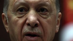 Bruselas tiende la mano a Turquía y propone reanudar el diálogo político