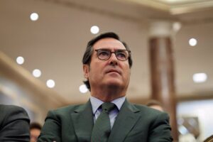 CEOE alerta del "grave menoscabo" de los pactos de investidura a la seguridad jurídica e imagen de España