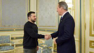 Cameron realiza su primer viaje como ministro de Exteriores a Ucrania y garantiza el "apoyo militar" a Zelenski