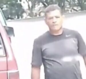 Captan EN VIDEO a un hombre tratando de robar carros dentro de la UCV