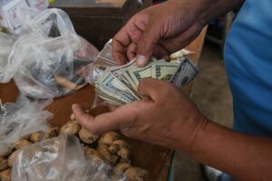 Caraqueños invirtieron $621 para adquirir bienes y servicios en octubre, reporta Cedice