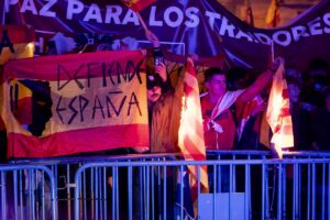 Cargas y doce detenidos en Ferraz en una nueva noche de protestas
