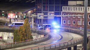 Cerrado el aeropuerto de Hamburgo porque un hombre ha invadido en coche la pista con su hija como rehén