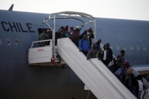 Chile asegura que Venezuela rechazó el ingreso de un avión con deportados: “Echó todo a perder”