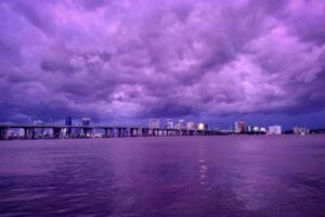 Cielo que se tornará violeta, hallazgo de una ciudad perdida, devastadores huracanes y otras predicciones de un “viajero del tiempo” para 2024 (+Video)