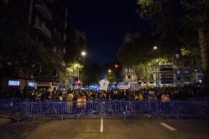 Cientos de personas vuelven a concentrarse por decimosexto día en Ferraz en protesta por la ley de amnistía