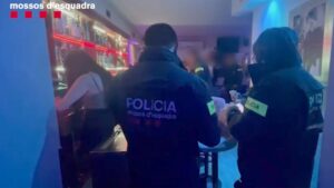 Cinco detenidos acusados de drogar y estafar a clientes de dos locales de prostitución de Barcelona