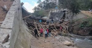 Colapso de puente en construcción dejó seis obreros heridos en Tamazulápam, Oaxaca