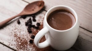 Cómo hacer chocolate a la taza con agua, más saludable y en cinco sencillos pasos