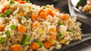 Cómo preparar arroz tres delicias, un plato asiático típico y muy barato