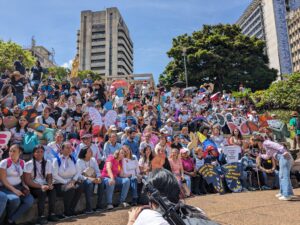 Con alas de mariposas, venezolanos protestan en rechazo a la violencia contra la mujer
