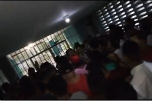 Con cantos y alabanzas los presos de la cárcel de La Pica esperaban el ingreso de funcionarios que tomarían el penal (+Video)