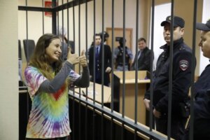 Condenan a 7 aos de crcel a una pintora rusa que cambi etiquetas en un supermercado por lemas pacifistas