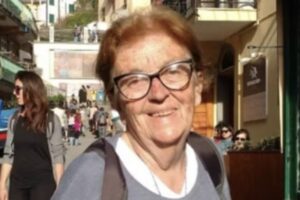 Conoce a Elba, la anciana de 81 años que triunfa viajando sola por Europa y revelando trucos para gastar poco