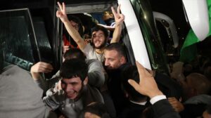 Continúa la liberación de rehenes y presos en la tregua prolongada entre Israel y Hamás