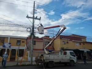 Corpoelec resuelve problema eléctrico en la urbanización El Naranjal luego de fuerte aguacero