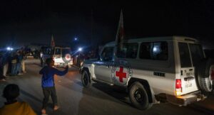 Cruz Roja recibe 17 rehenes de Israel liberados por Hamás