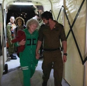 Cruz Roja recibe a 17 rehenes liberados por Hamás