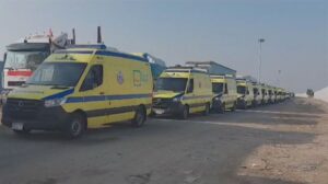 Decenas de ambulancias egipcias cruzan el paso de Rafah para trasladar a personas palestinas heridas