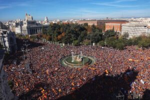 Decenas de miles de personas desbordan la plaza Cibeles para protestar contra la amnistía y Sánchez
