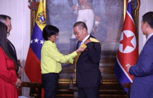 Delcy Eloína condecoró a diplomático del régimen norcoreano tras nueve años de misión en Venezuela