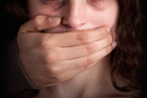 Detenidos 5 adolescentes en España por la violación grupal de una niña de 15 años