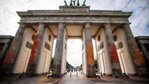 Detenidos dos activistas climáticos por pintar la Puerta de Brandeburgo en Berlín
