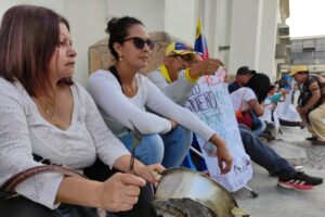 Docentes y trabajadores ayunan en Los Teques en protesta por mejores reivindicacions