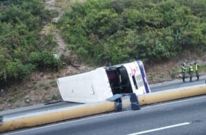EN IMÁGENES: aparatoso accidente mantiene trancada la autopista Caracas - La Guaira este #24Nov