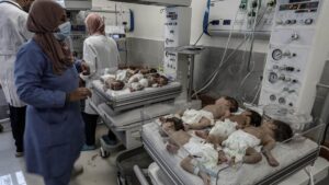 Egipto acoge a 28 bebés prematuros evacuados del hospital más importante de Gaza