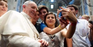 El Papa pide a los jóvenes que difundan buenas noticias en las redes sociales
