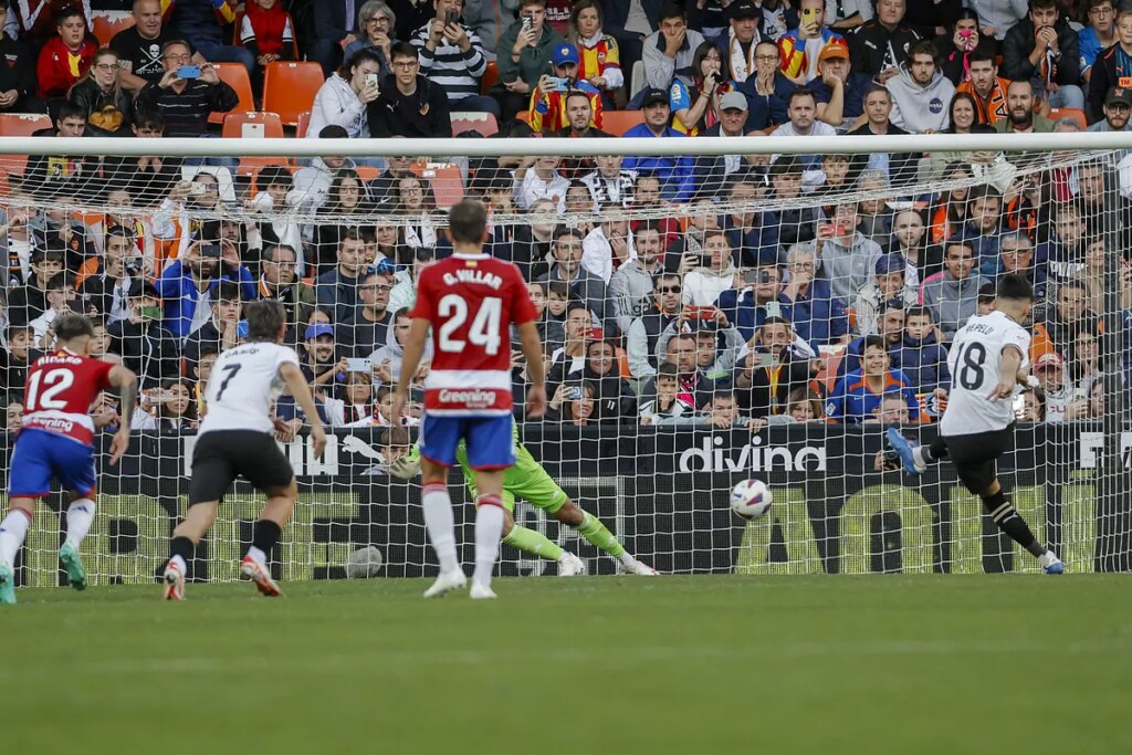 El Valencia mastica la victoria en un partido crudo con el Granada | LaLiga EA Sports 2023