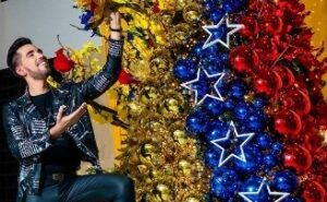 El decorador zuliano Jonathan Alvarado se vuelve viral al recrear un árbol de navidad con el tricolor de la bandera