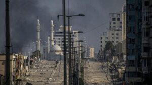 El ejército israelí afirma que tiene completamente cercada la ciudad de Gaza