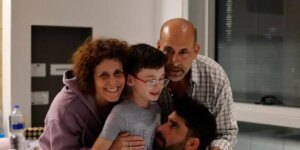 El emotivo reencuentro de tres rehenes con su familia tras ser liberados por Hamás