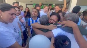 El emotivo reencuentro entre los padres del futbolista Luis Díaz: un abrazo largamente esperado que le da la vuelta al mundo - AlbertoNews