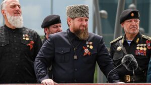 El líder checheno aliado de Putin designa a su hijo de 15 años como su jefe de seguridad