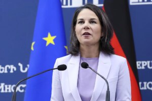 El ministro croata de Exteriores se disculpa tras intentar besar a lo Rubiales a su homloga alemana