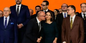 El ministro de Exteriores croata pide perdón tras intentar besar 'a lo Rubiales' a su homóloga alemana
