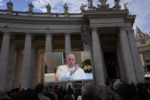 El papa Francisco dice que tiene una "inflamacin pulmonar" y reza el ngelus desde su casa