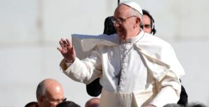 El papa dice "que aún no está bien" y su discurso lo lee un colaborador - AlbertoNews