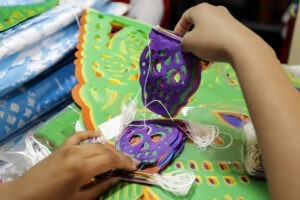 El pueblo productor de papel picado comienza a dar color al Día de Muertos de México