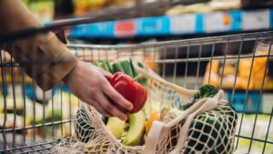 El trucazo de una dietista para hacer tu cesta de la compra más saludable en cinco pasos