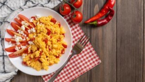 Elabora esta deliciosa y barata receta griega con solo tres ingredientes: huevo, tomate y queso
